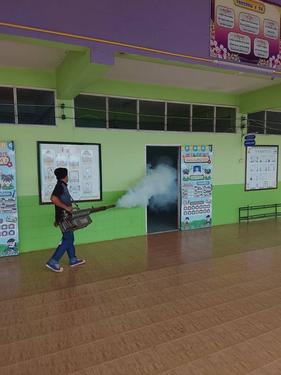 งานป้องกันและบรรเทาสาธารณภัย ดำเนินการฉีดพ่นหมอกควันเพื่อกำจัดลูกน้ำยุงลายป้องกันโรคไข้เลือดออก